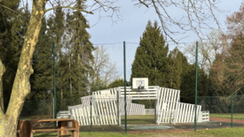 Plateau multisports permettant la pratique du basket, football...